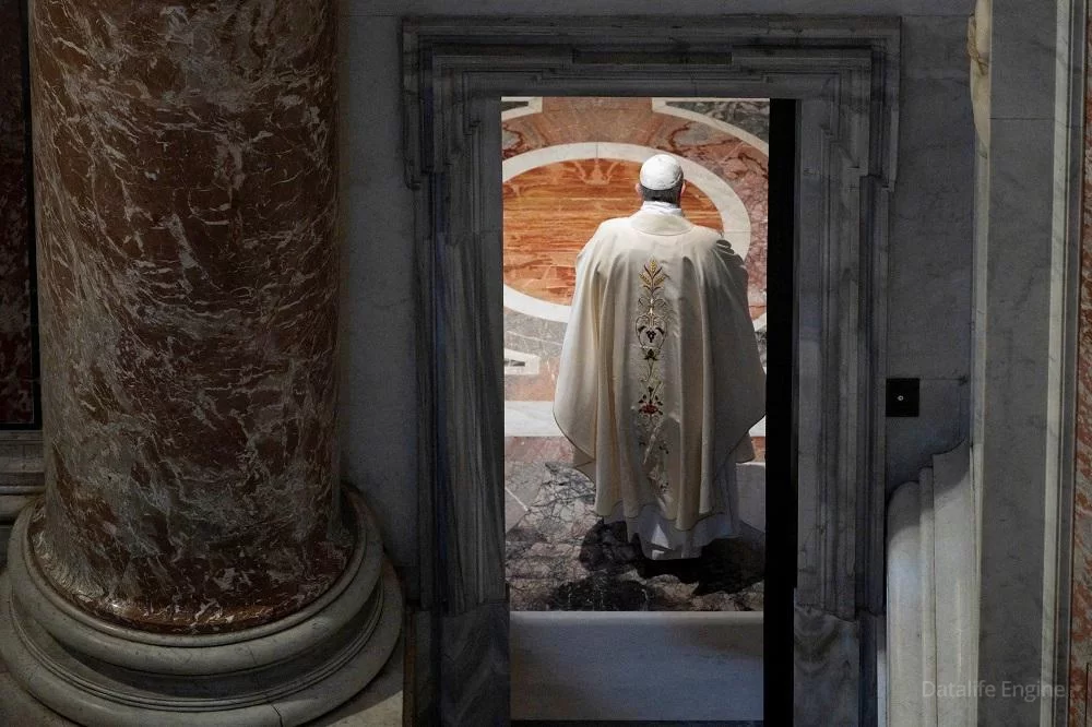 Папа Римский превратил Ватикан в публичный дом